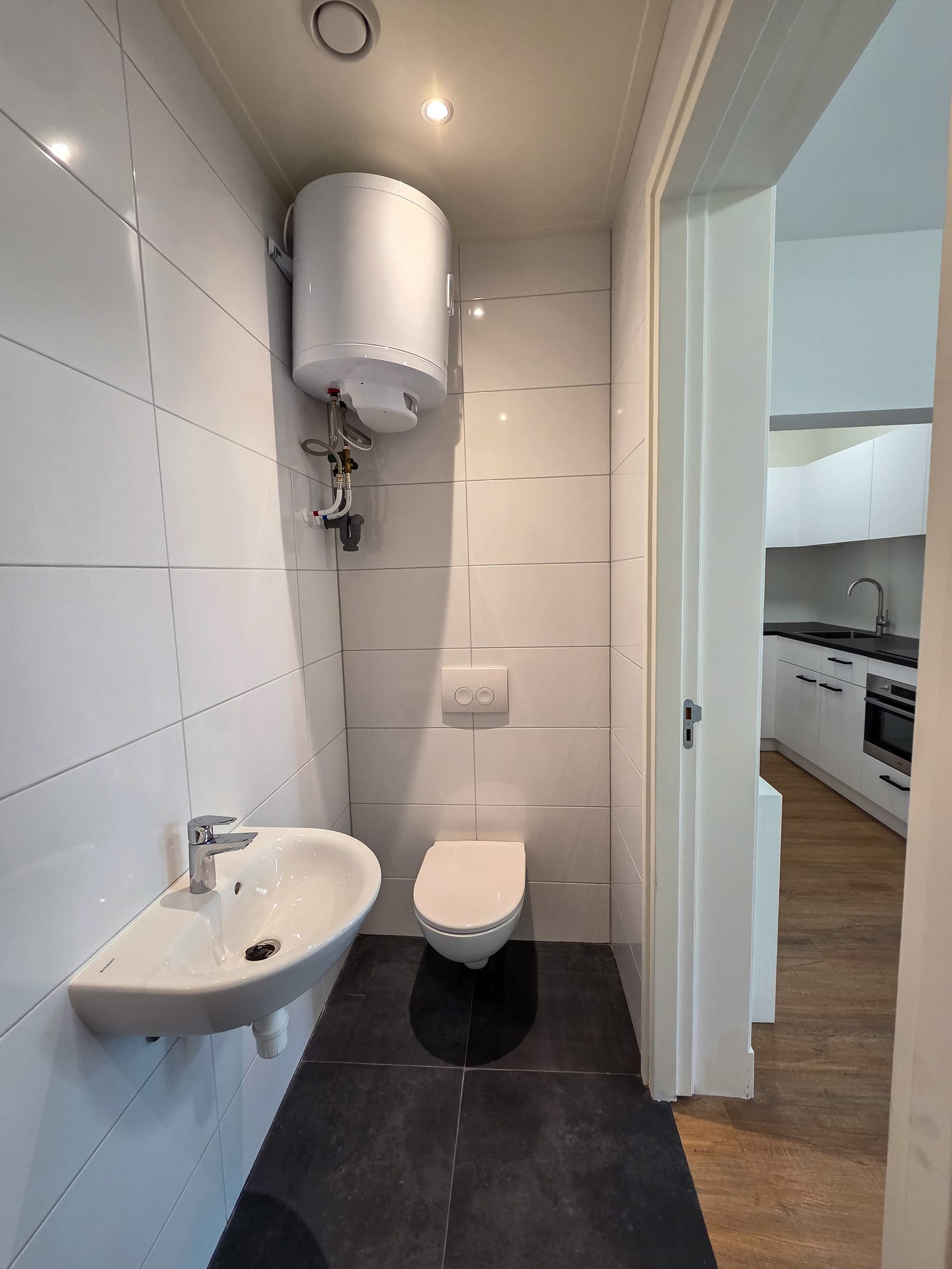Nieuw sanitair en boiler in een appartement aan de Bekensteinselaan in Amersfoort — DCO Bouw